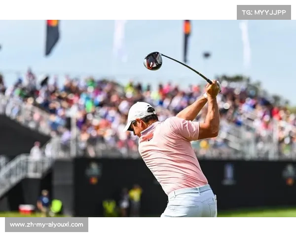 【高尔夫联赛·赛中·花絮》美巡赛选手麦克罗伊开球卡入树皮，仍保标准杆并最终夺冠